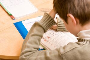 enfant devoirs cahier